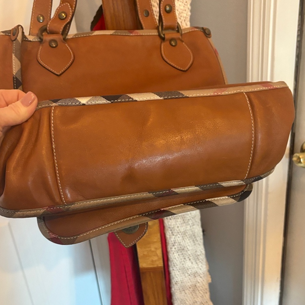 Burberry 💯 Leather Tote Bag - Picture 15 of 16